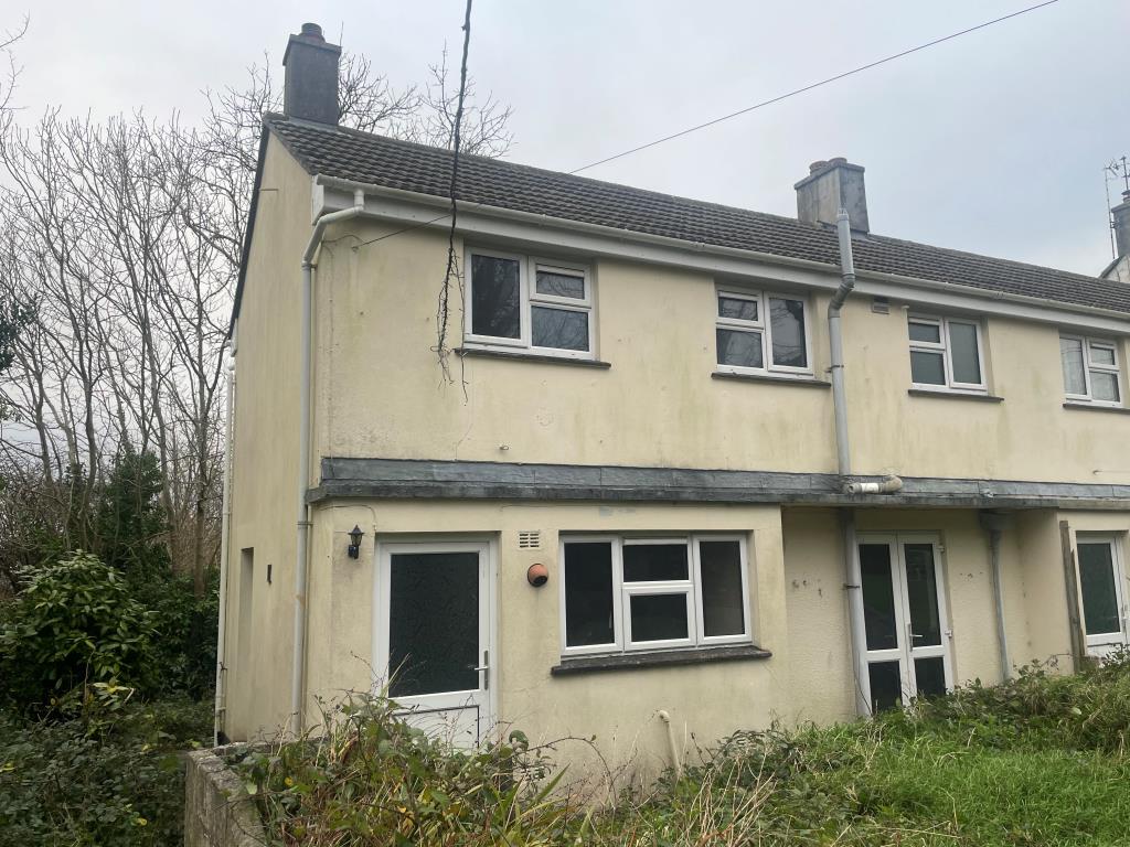 Lot: 135 - END-TERRACE HOUSE WITH GARAGE - Rear elevation of property